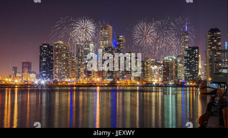 Skyline von Chicago mit Feuerwerk Stockfoto
