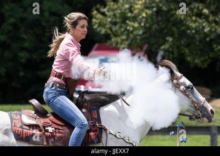 2017 Hudson Valley Gunslingers - Cowboy montiert schießen Stockfoto