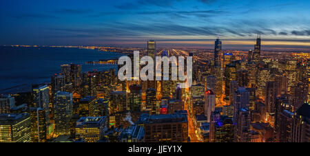 Chicago Skyline Sonnenuntergang bei Dämmerung Himmel und Lake Michigan in der Nacht Stockfoto