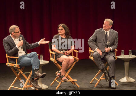 New York City, USA. 18. Juli 2017. Am 19. Juli 2017, statt der Producers Guild of America eine Sneak-Preview-Screening von "An Inconvenient Fortsetzung: Wahrheit, macht," ein Film unter der Regie von Bonni Cohen und Jon Shenk über ehemalige Vizepräsident der Vereinigten Staaten Al Gore anhaltende Mission zur Schlacht Climate Change. Die Filmemacher und Mr. Gore statt einer Post-screening Q&A. (v.l. Jon Shenk, Bonni Cohen, Al Gore) der Film beginnt bundesweit Kredit-4. August 2017: Michael Nigro/Alamy Live News Stockfoto
