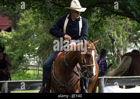 2017 Hudson Valley Gunslingers - Cowboy montiert schießen Stockfoto