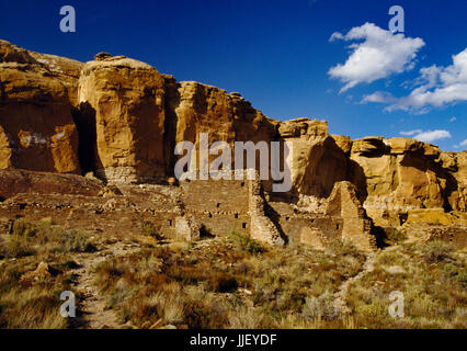 Sandstein gemauerte Wände von Ungarisch Pavi Pueblo, Chaco Canyon in New Mexico mit Sandstein von North Mesa nach hinten. Ein mehrstöckiges Anasazi grosses Haus Stockfoto