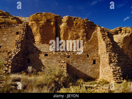 Sandstein gemauerte Wände von Ungarisch Pavi Pueblo, Chaco Canyon in New Mexico mit Sandstein von North Mesa nach hinten. Ein mehrstöckiges Anasazi grosses Haus Stockfoto