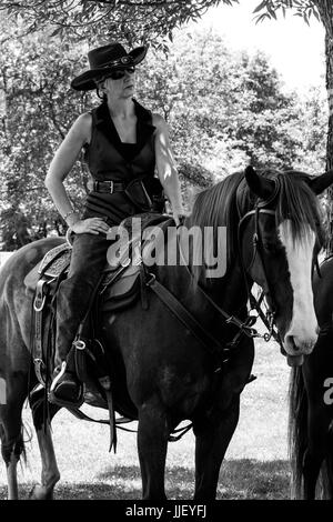 2017 Hudson Valley Gunslingers - Cowboy montiert schießen Stockfoto