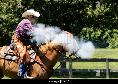 2017 Hudson Valley Gunslingers - Cowboy montiert schießen Stockfoto