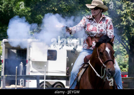 2017 Hudson Valley Gunslingers - Cowboy montiert schießen Stockfoto