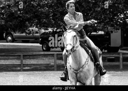 2017 Hudson Valley Gunslingers - Cowboy montiert schießen Stockfoto