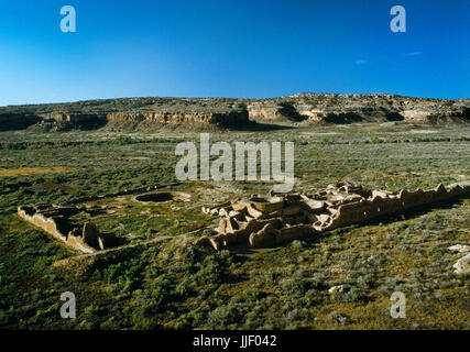 Blick SW von Alto Mesa über Chetro Ketl Pueblo, Chaco Canyon in New Mexico auf Sandsteinfelsen von South Mesa über Chaco waschen: Plaza, Häuser & Kivas. Stockfoto