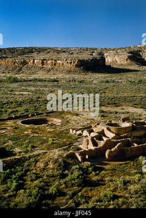 Blick SW von Alto Mesa über Chetro Ketl Pueblo, Chaco Canyon in New Mexico auf Sandsteinfelsen von South Mesa über Chaco waschen: Häuser, Plaza & Kivas. Stockfoto