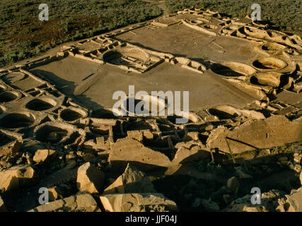 Ansicht-SW von Alto Mesa über Pueblo Bonito Anasazi mehrstöckige großes Haus, Chaco Canyon in New Mexico. D-förmigen Grundriss, Zimmer Blöcke, Plaza & Kivas zeigt. Stockfoto