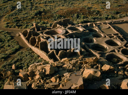 Blick SW von Alto Mesa über Pueblo Bonito mehrstöckigen Anasazi großes Haus, Chaco Canyon in New Mexico: mehrgeschossigen Raum Blöcke & Kivas auf SE Ecke. Stockfoto