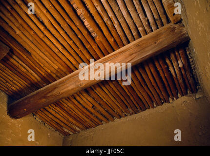 Schlamm-Pflaster und die ursprüngliche Decke um ein Zimmer im Erdgeschoss in der SE Block von Pueblo Bonito mehrstöckigen Anasazi großes Haus, Chaco Canyon in New Mexico. Stockfoto