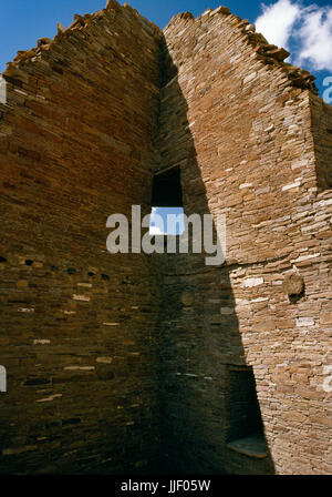 Eckfenster in SE Roomblock von Pueblo Bonito mehrstöckigen Anasazi großes Haus, Chaco Canyon in New Mexico. Größte & der großen Häuser bekannt. Stockfoto