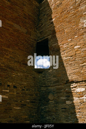 Detail eines Eckfensters in der SE Roomblock von Pueblo Bonito mehrstöckigen Anasazi großes Haus, Chaco Canyon in New Mexico. Größte und bekannteste der t Stockfoto