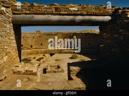 Innere des Casa Riconada große Kiva vom Vorzimmer der Haupteingang (S), Chaco Canyon in New Mexico gesehen: zeigt N Eingang mit versteckten Eingang unten Stockfoto