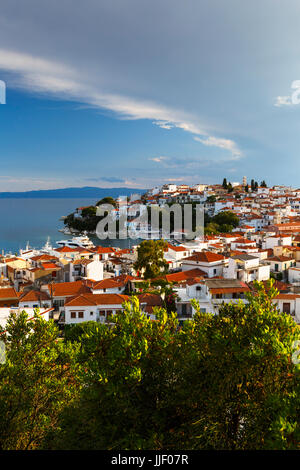 Blick auf den alten Hafen auf der Insel Skiathos, Euböa, Griechenland. Stockfoto