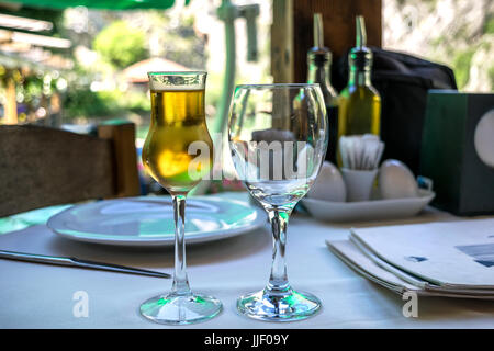Obst Schnaps oder Schnaps in einem eisigen Glas auf einem Tisch im Restaurant Stockfoto