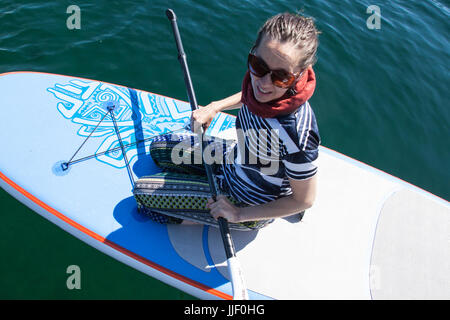 Paddling im Rummu Steinbruch, Estland. Stockfoto