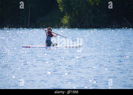 Paddling im Rummu Steinbruch, Estland. Stockfoto