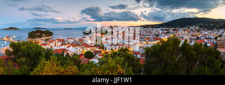 Abendlicher Blick von der Stadt Skiathos und seinem Hafen, Griechenland. Stockfoto