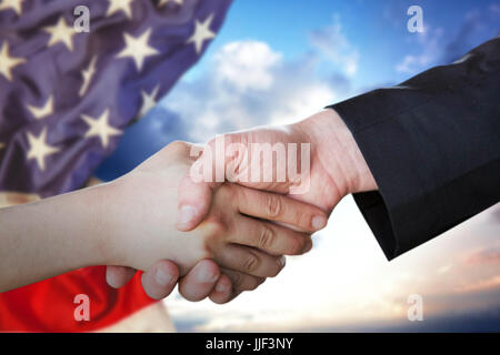 Leute, die Handshake gegen bewölktem Himmel Stockfoto