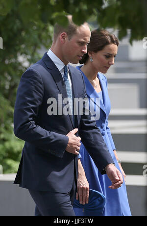 Der Herzog und die Herzogin von Cambridge bei einem Besuch in das Holocaust-Mahnmal in Berlin am ersten Tag ihrer drei-Tages-Tour von Deutschland. Stockfoto