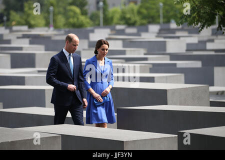 Der Herzog und die Herzogin von Cambridge bei einem Besuch in das Holocaust-Mahnmal in Berlin am ersten Tag ihrer drei-Tages-Tour von Deutschland. Stockfoto