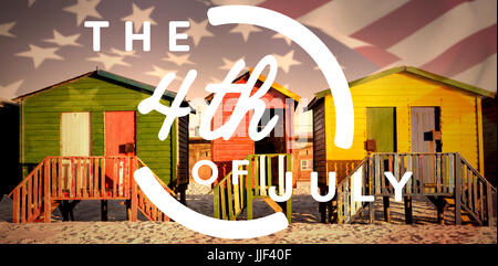 Bunte glücklich 4. Juli Text vor weißem Hintergrund gegen Multi farbige Hütten auf Sand gegen klaren Himmel Stockfoto