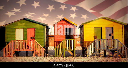 Nahaufnahme von den USA Flagge gegen Multi farbige Hütten auf Sand gegen klaren Himmel Stockfoto