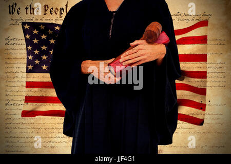 Mittelteil der Rechtsanwältin mit Hammer und Buch gegen Unabhängigkeitserklärung Stockfoto