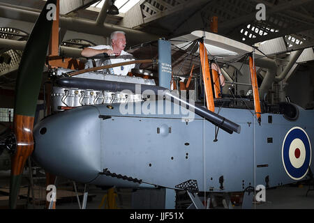 Duxford-Boden-Crew-Mitglied Bryan Simpson, befasst sich mit einer seltenen ersten Weltkrieg de Havilland DH9 Flugzeuge, die an das Imperial War Museum Duxford in Cambridgeshire neu erstellt wird. Stockfoto