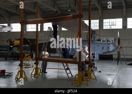 Eine seltene erste Weltkrieg de Havilland DH9 Flugzeuge, die an das Imperial War Museum Duxford in Cambridgeshire neu erstellt wird. Stockfoto