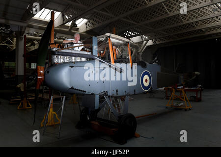 Duxford-Boden-Crew-Mitglied Bryan Simpson, befasst sich mit einer seltenen ersten Weltkrieg de Havilland DH9 Flugzeuge, die an das Imperial War Museum Duxford in Cambridgeshire neu erstellt wird. Stockfoto