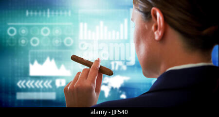 Geschäftsfrau mit Zigarre gegen blaue Technologie Schnittstelle mit Binär-code Stockfoto