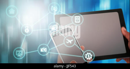 Nahaufnahme der Hände mit digitalen Tablet und Handy gegen blau leuchtenden Punkte-Design-pattern Stockfoto