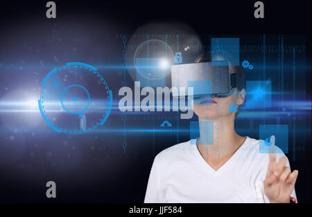 Digital Composite Business-Frau mit virtuellen Kopfhörer vor einem dunklen Hintergrund Stockfoto