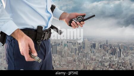 Digitalen Verbund der Wachmann Unterkörper mit Walkie-Talkie gegen Skyline und Wolken Stockfoto