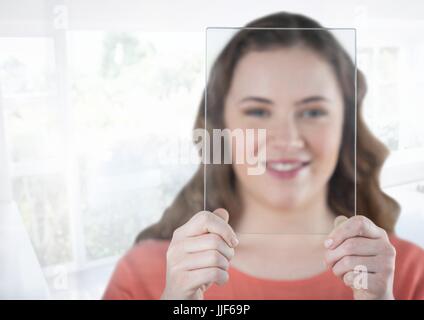 Digital Composite Frau mit Glasscheibe von hellen sonnigen Fenster Stockfoto