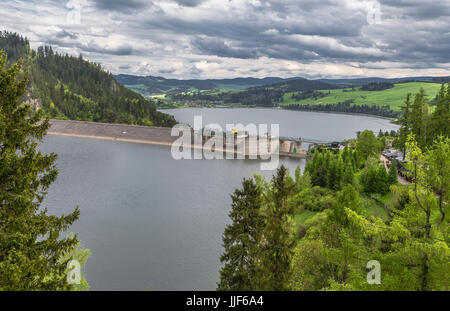 Landschaft mit dem Bild von einem Damm auf dem Fluss Dunajec. Polen Stockfoto