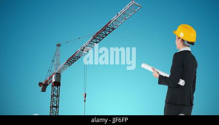 Digitalen Verbund von Architektin holding Blaupausen beim betrachten Kran Stockfoto