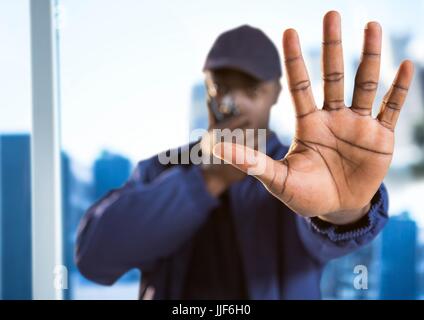 Digital Composite Wachmann mit Walkie-Talkie und Hand vorne gegen verschwommen Fenster zeigt Stadt Stockfoto