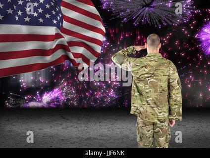 Digitalen Verbund von Soldaten vor Feuerwerk mit Usa-Flagge Stockfoto