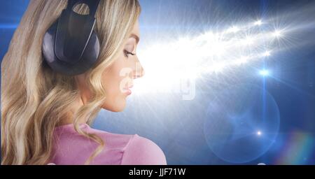 Digitalen Verbund aus Blond Haar Mädchen Listenning Musik mit Kopfhörern zurück zu dem Foto mit blauem Hintergrund Stockfoto