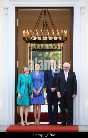 Der Herzog und die Herzogin von Cambridge treffen Bundespräsident von Deutschland Frank-Walter Steinmeier und seine Frau Elke Buedenbender im Bellevue Palace Gardens in Berlin. Stockfoto