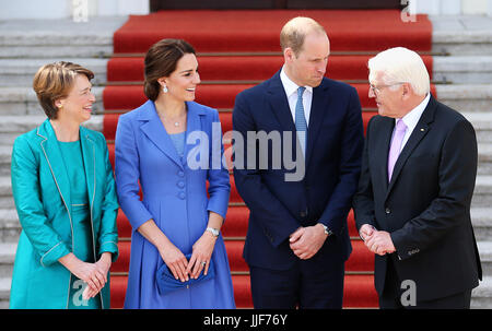 Der Herzog und die Herzogin von Cambridge treffen Bundespräsident von Deutschland Frank-Walter Steinmeier und seine Frau Elke Buedenbender im Bellevue Palace Gardens in Berlin. Stockfoto