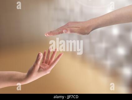 Digitalen Verbund aus Hände einander helfen, mit funkelnden Licht Bokeh-Hintergrund Stockfoto