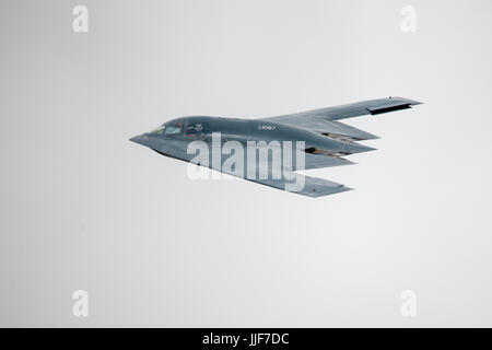 Ein USAF Northrop Grumman B-2 Stealth Bomber bei einem Überflug auf RIAT 2017 Stockfoto