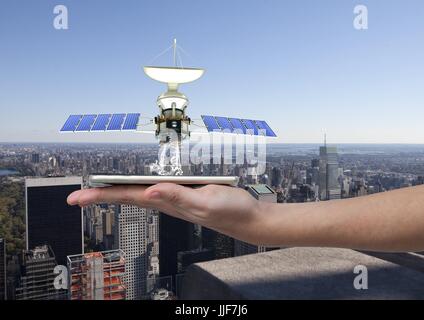 Digital Composite Solarpanel Sat einerseits mit Stadt hinter Stockfoto