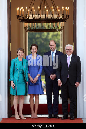 Der Herzog und die Herzogin von Cambridge treffen Bundespräsident von Deutschland Frank-Walter Steinmeier und seine Frau Elke Buedenbender im Bellevue Palace Gardens in Berlin. Stockfoto