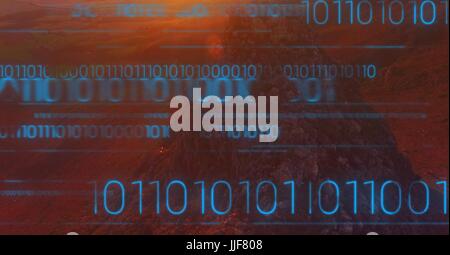Digitalen Verbund aus blauen Binär-Code gegen Mountain Rock im Sonnenuntergang Stockfoto